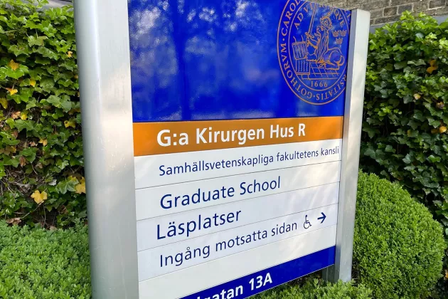 Sign outside för building Gamla kirugen. Photo.