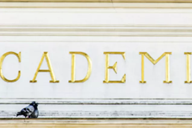 Närbild på texten "Academia" på Universitetshuset. Foto.