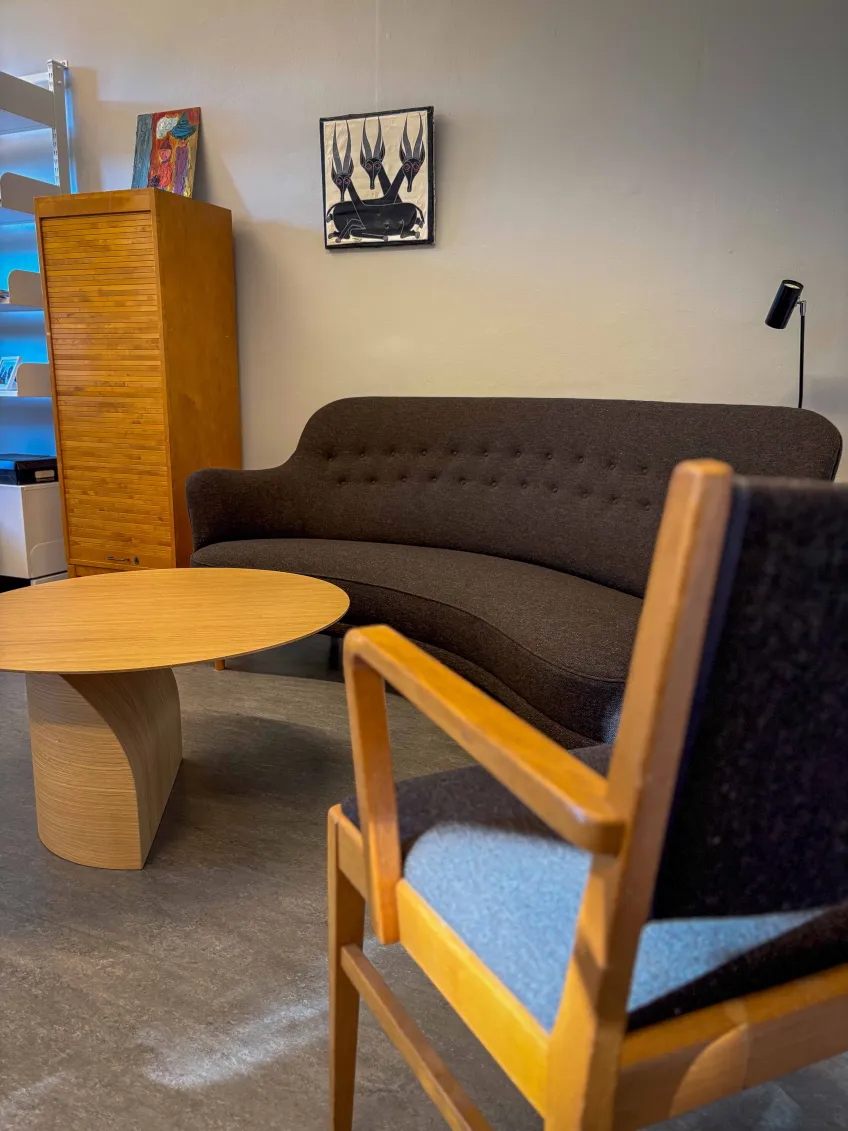 Soffan Samsas från Carl Malmsten omklädd i ny textil från Kvadrat.
