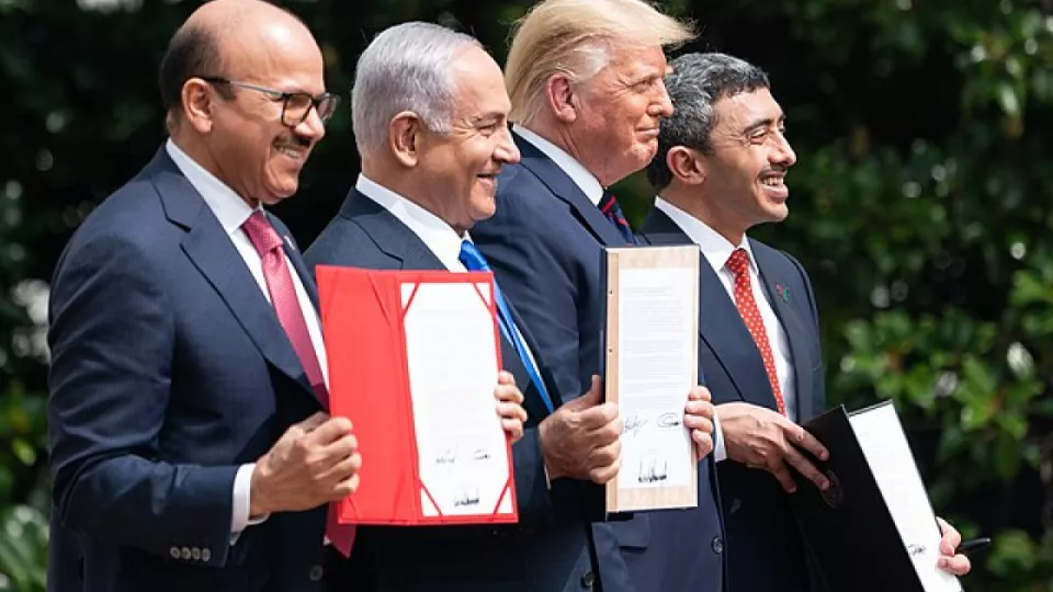 USAs president, Israels premiärminister och utrikesministrarna från Bahrain och Förenade Arabemiraten med signerade fredsavtal. Foto.