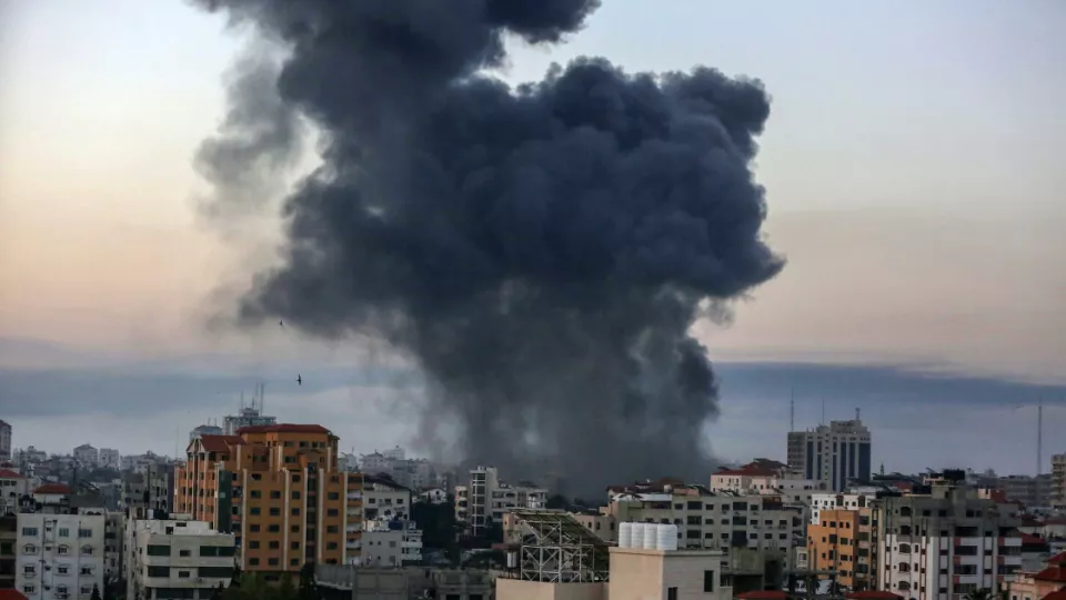 Svart rök över en stad i Palestina. Foto.
