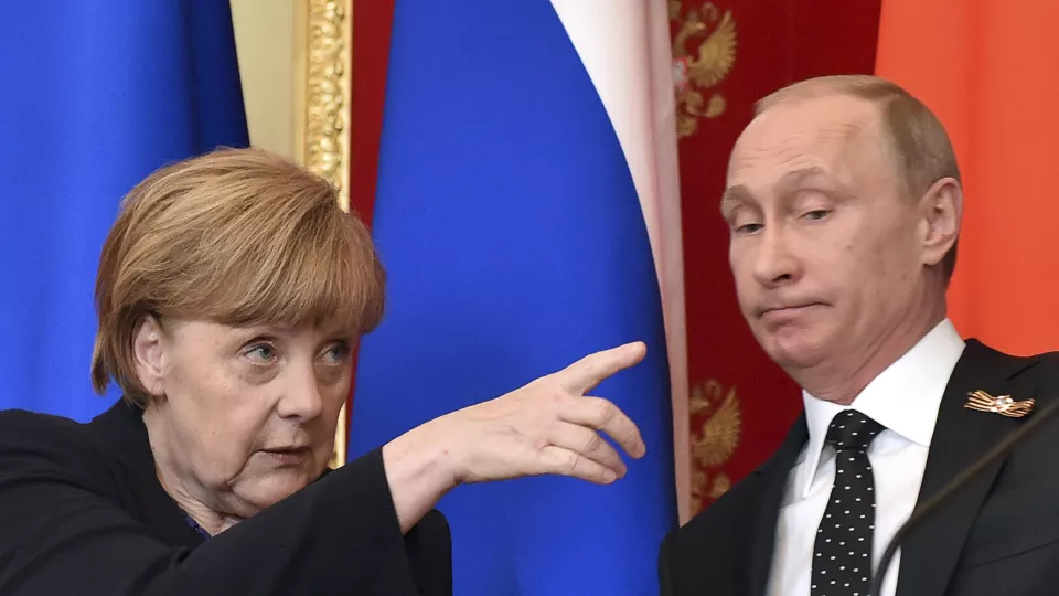 Foto på Angela Merkel och Vladimir Putin.