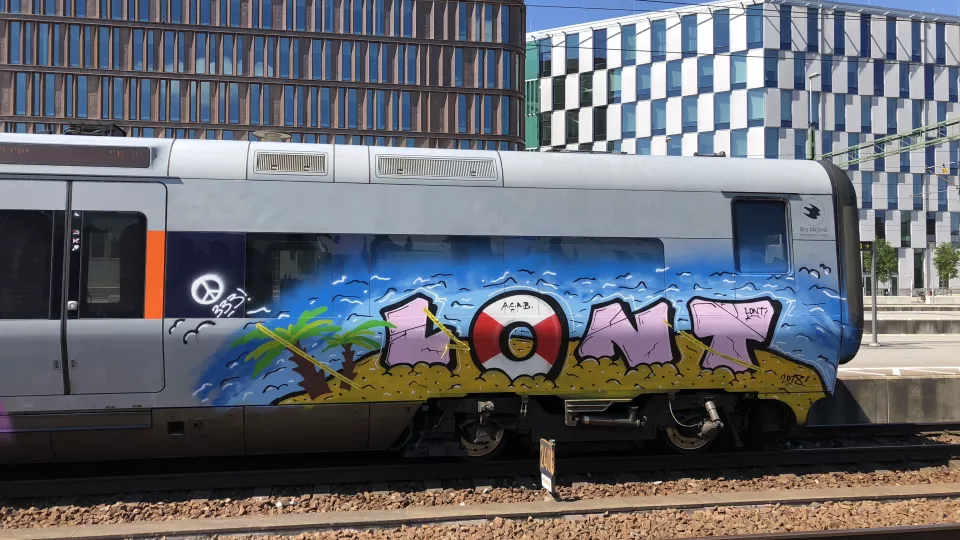 Ett tåg med graffiti. Foto.