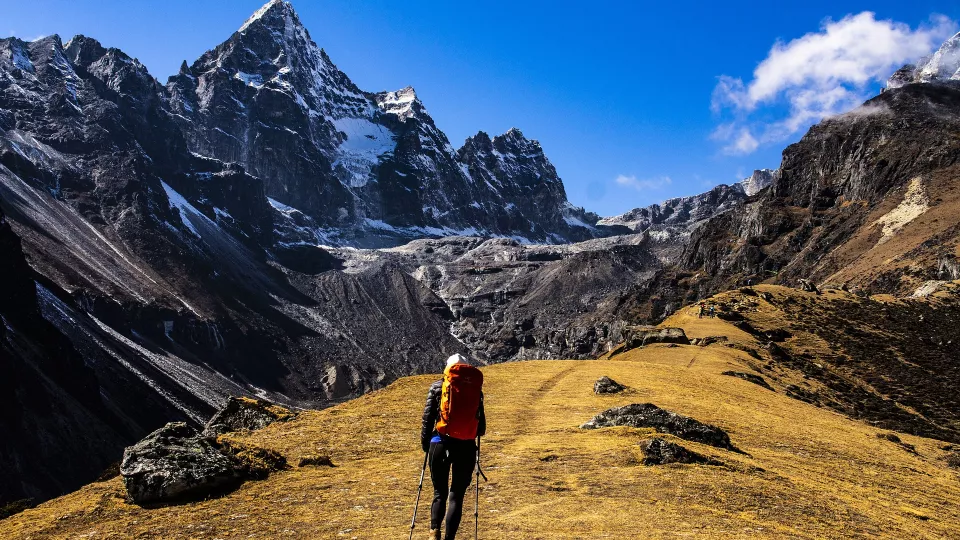 En person står framför Mount Everest. Foto.