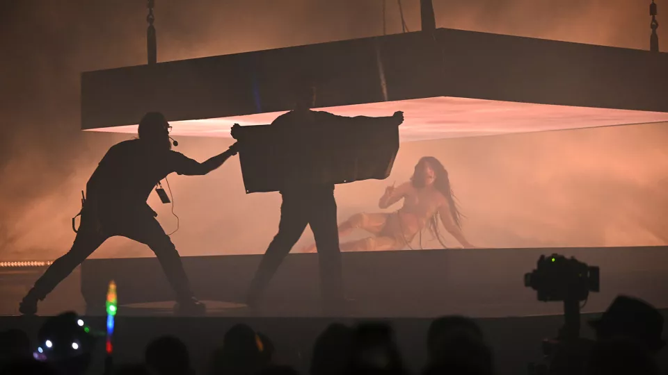 Loreens framträdande i Melodifestivalen när David Alcer hoppar upp på scenen. Foto.