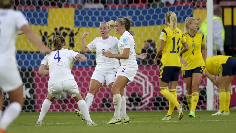 Foto på Beth Mead efter att hon gjorde 1-0 under EM-match 2022 mellan England och Sverige.