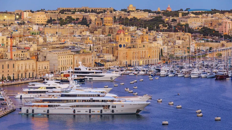 Lyxyacht i hamn på Malta.