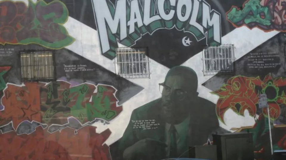 En muralmålning av Malcolm X. Malcolm X har länge förekommit i amerikanska hip-hopmusikers låtar. Foto Salim Virji/Flickr