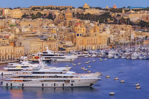 Lyxyacht i hamn på Malta.