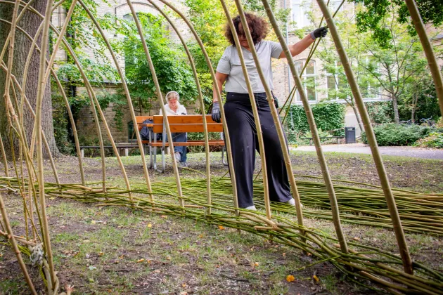 konstnär bygger ett konstverk i kvarteret Paradis