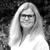 Svartvitt foto på Eva Stengard. Foto.