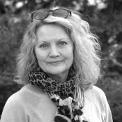 Svartvitt porträttfoto på Yvonne Aiello Davidsson. Foto.