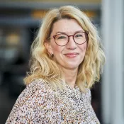 Porträttfoto av Charlotte Simonsson. Foto: Johan Persson.