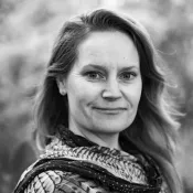 Svartvitt porträttfoto på Lina Wedin. Fotograf Johan Persson.