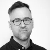 Svartvitt foto på Adam Turic. Foto.