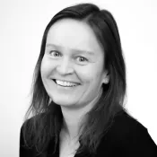 Svartvitt foto på Linda Leveau. Foto.