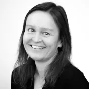 Svartvitt foto på Linda Leveau. Foto.