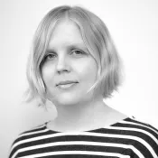 Svartvitt foto på Maja Carlson. Foto.