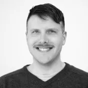 Svartvitt foto på Mikael Törner. Foto.