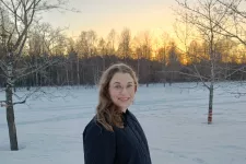 Porträttfoto av Ina med ett snölandskap i bakgrunden. Foto.