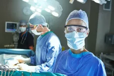 Fyra personer står i en operationssal. Foto.