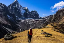 En person står framför Mount Everest. Foto.