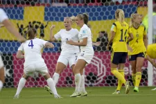 Foto på Beth Mead efter att hon gjorde 1-0 under EM-match 2022 mellan England och Sverige.