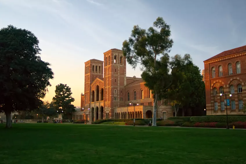 Byggnad från University of California. Foto.