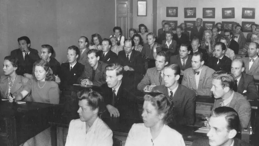 Den första årgången socionomstudenter sitter i ett klassrum. Foto.