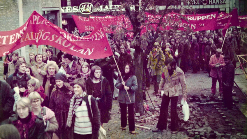 Studenter från Socialhögskolan går i ett demonstrationståg. Foto.